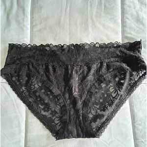 NWOT Victoria Secret hip hugger/hipster black lace panties; Size large